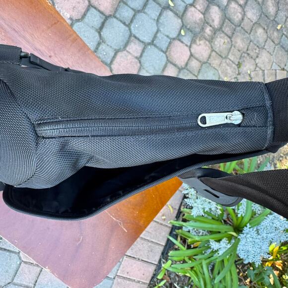 The North Face Messenger Bag Black 17x15x5 6 Pockets Computer Sleeve - Picture 8 of 10